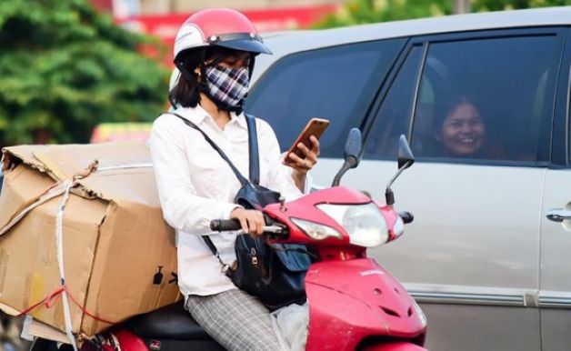 Sử dụng điện thoại khi lái xe cũng là lỗi phạt nguội thường được ghi nhận ở Hưng Yên