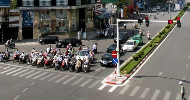 Các lái xe luôn chấp hành đúng tín hiệu giao thông để tránh vi phạm phạt nguội